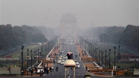 La contaminación envuelve el monumento de la Puerta de India,en Nueva Delhi./ AP