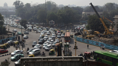 Vehículos en Nueva Delhi, el aire contaminado provoca tráfico lento porque la visibilidad es pobre./ AP Photo-Tsering Topgyal