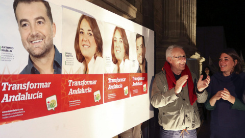 El coordinador general de Izquierda Unida, Cayo Lara, y la candidata por Córdoba, Elena Cortes, durante el acto de inicio de campaña para las elecciones andaluzas celebrado anoche en Córdoba./EFE
