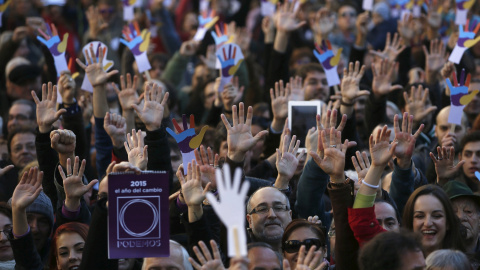 Imagen de archivo de un grupo de simpatizantes de Podemos. REUTERS Imagen de archivo de un grupo de simpatizantes de Podemos. REUTERS