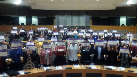 Recuerdo a las 73 mujeres asesinadas por sus parejas o ex parejas en 2014 durante la jornada en el Parlamento Europeo. Recuerdo a las 73 mujeres asesinadas por sus parejas o ex parejas en 2014 durante la jornada en el Parlamento Europeo.