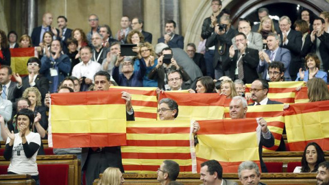 Diputados del PP muestran banderas españolas y catalanas tras aprobarse en el Parlament de Catalunya la resolución conjunta de Junts pel Sí y la CUP./ EFE Diputados del PP muestran banderas españolas y catalanas tras aprobarse en el Parlament de Catalunya la resolución conjunta de Junts pel Sí y la CUP./ EFE