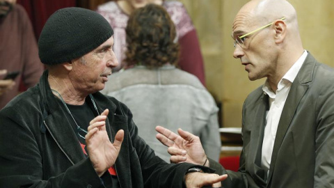 Los diputados de Junts pel Sí, Raül Romeva y Lluis Llach, en el hemiciclo del Parlament de Catalunya./ EFE Los diputados de Junts pel Sí, Raül Romeva y Lluis Llach, en el hemiciclo del Parlament de Catalunya./ EFE