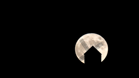 La superluna, tras un molino en Puerto Lápice, Ciudad Real. REUTERS/Juan Medina