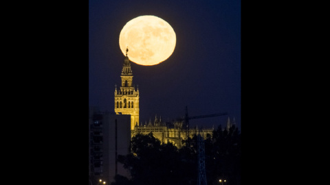Salida de la luna ante la Giralda de Sevilla. EFE/Raúl Caro.