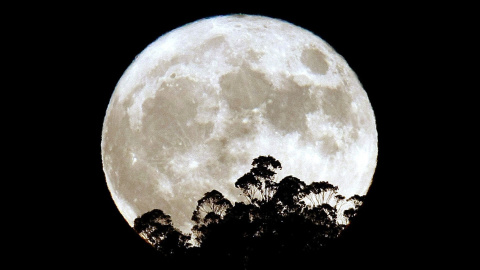 Salida de la luna en Pontedeume (A Coruña). EFE/ Cabalar