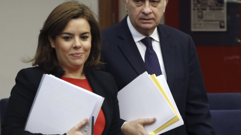 La vicepresidenta Soraya Sáenz de Santamaría, junto al ministro del Interior, Jorge Fernández Díaz, a su llegada a la rueda de prensa tras la reunión del Consejo de Ministros. EFE/Sergio Barrenechea La vicepresidenta Soraya Sáenz de Santamaría, junto al ministro del Interior, Jorge Fernández Díaz, a su llegada a la rueda de prensa tras la reunión del Consejo de Ministros. EFE/Sergio Barrenechea
