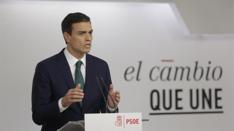 El secretario general y candidato socialista a la Presidencia del Gobierno, Pedro Sánchez, en la una declaración institucional sobre la resolución que pretende ser el inicio del proceso hacia la independencia de Catalunya./ EFE El secretario general y candidato socialista a la Presidencia del Gobierno, Pedro Sánchez, en la una declaración institucional sobre la resolución que pretende ser el inicio del proceso hacia la independencia de Catalunya./ EFE