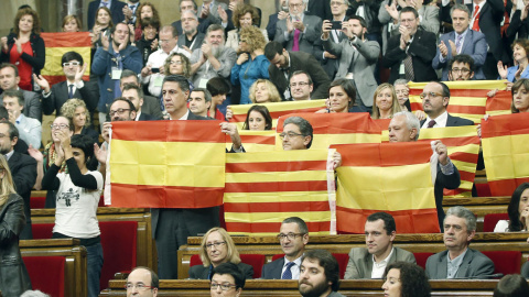 Diputados del PPC muestran banderas españolas y catalanas tras aprobarse en el Parlament la resolución independentista. /EFE