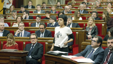 La diputada de la CUP Anna Gabriel se dirige a la tribuna ante el presidente de la Generalitat en funciones, Artur Mas. /EFE