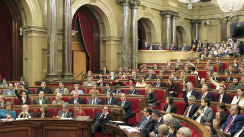 Vista del pleno del Parlament en el momento de la votación de la resolución  conjunta de Junts pel Sí y la CUP. /EFE
