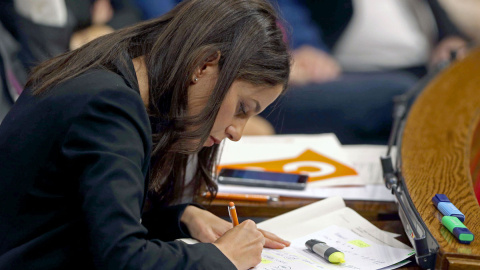 La diputada de Ciutadans Inés Arrimadas prepara su intervención durante el pleno del Parlament. /EFE