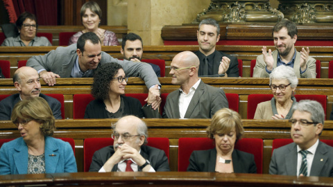El diputado de Junts pel Si, Raül Romeva (c), felicitado por miembros de su grupo tras su intervención. /EFE