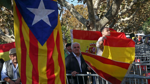 Un grupo de partidarios de la unidad de España y otros a favor de la independencia mezclados a las afueras del Parlament. /EFE