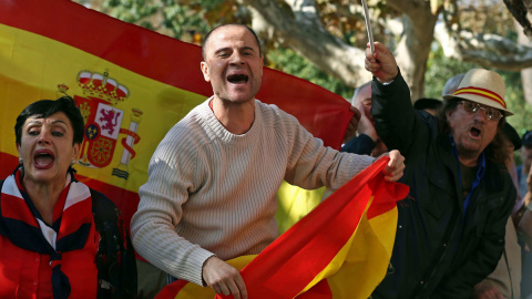 Un grupo de partidarios de la unidad de España protestan ante el Parlament. /EFE