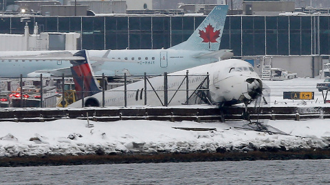 Un avión de la compañía Delta, tras deslizarse fuera de la pista al aterrizar en el aeropuerto de La Guardia, en Nueva York. No hubo heridos. /MIKE SEGAR (REUTERS)