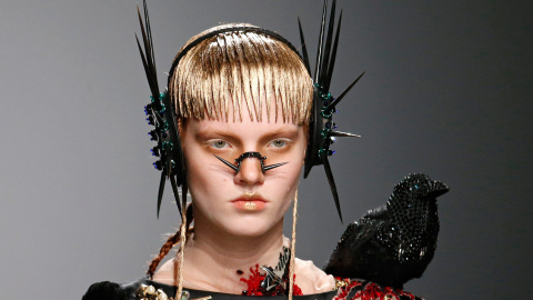 Una modelo presenta una creación del diseñador indio Manish Arora, como parte de su colección de Otoño/invierno 2015/2016, durante la Semana de la Moda de París. / CHARLES PLATIAU (REUTERS)