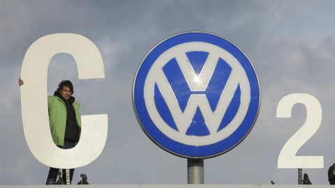 Un activista de Greenpeace protesta junto al logotipo de Volkswagen en la fábrica de Wolfsburgo (Alemania). - EFE Un activista de Greenpeace protesta junto al logotipo de Volkswagen en la fábrica de Wolfsburgo (Alemania). - EFE