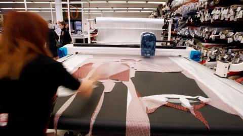 Una mujer en una empresa textil de Madrid. REUTERS