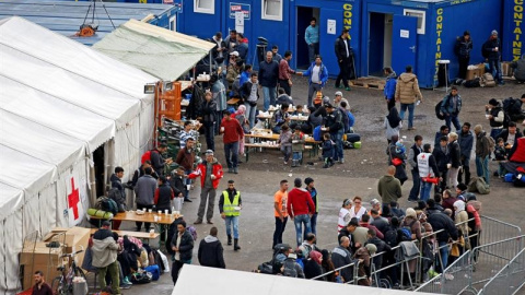 Un grupo de inmigrantes llega de Eslovenia a un campamento de refugiados ubicado en Austria. EFE/JANOS BUGANY Un grupo de inmigrantes llega de Eslovenia a un campamento de refugiados ubicado en Austria. EFE/JANOS BUGANY