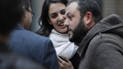 El concejal de Ahora Madrid Guillermo Zapata (d) conversa con la portavoz del Ayuntamiento de Madrid Rita Maestre (c), durante unas declaraciones a los periodistas tras conocerse que ha sido absuelto por la Audiencia Nacional. EFE/Javier Ló El concejal de Ahora Madrid Guillermo Zapata (d) conversa con la portavoz del Ayuntamiento de Madrid Rita Maestre (c), durante unas declaraciones a los periodistas tras conocerse que ha sido absuelto por la Audiencia Nacional. EFE/Javier Ló