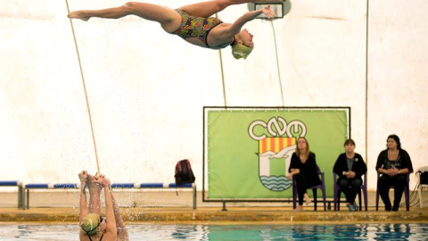 Anna Tarrés observa a las componentes de su equipo de natación sincronizada durante el entrenamiento. EFE