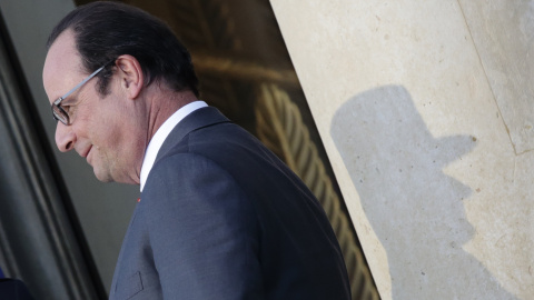 El presidente francés, Hollande habla con el gobernador militar tras un almuerzo de trabajo en el palacio del Elíseo en París. REUTERS