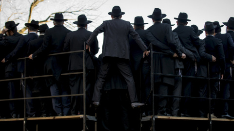 Rabinos se reúnen para posar para una foto de grupo en frente de la sede central de Jabad -Lubavitch en el barrio de Brooklyn de Nueva York. REUTERS