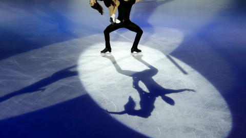 Madison Chock y Evan Bates de los EE.UU. durante su actuación para China ISU Grand Prix de Patinaje Artístico en Beijing. REUTERS