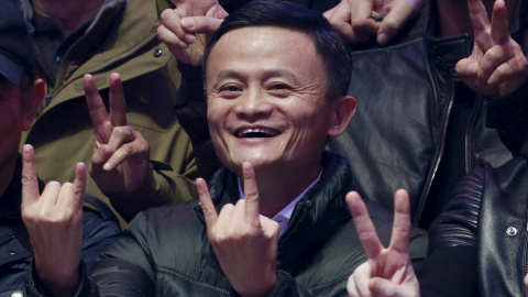 Fundador y presidente de Alibaba , Jack Ma, sonríe mientras posa con los asistentes después de ver los datos en tiempo real de las transacciones en el festival 11,11 comercial global de Alibaba Group en Pekín. REUTERS