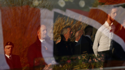 Los veteranos y miembros del público forman una guardia de honor en el funeral del veterano de la Segunda Guerra Mundial Tom Bryan en Stockport Crematorio , el norte de Gran Bretaña. REUTERS
