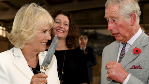 Príncipe Carlos de Inglaterra observa cómo Camilla , duquesa de Cornualles tiene un cuchillo en su visita a Seppeltsfield Bodega en Barossa Valley del sur de Australia. REUTERS