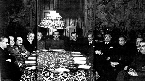 Once ministros forman el primer Gobierno de Franco, constituido en Burgos el 30 de enero de 1938 Once ministros forman el primer Gobierno de Franco, constituido en Burgos el 30 de enero de 1938