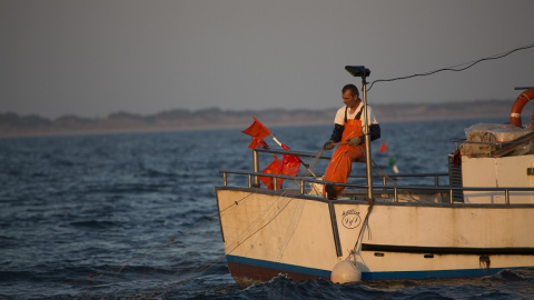 Juan Camacho, pescador artesanal en la costa de Doñana. /