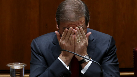 El conservador Pedro Passos Coelho gesticula durante el debate en el Parlamento de Lisboa. - REUTERS El conservador Pedro Passos Coelho gesticula durante el debate en el Parlamento de Lisboa. - REUTERS