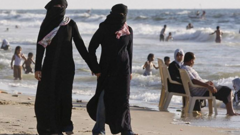 Mujeres en una playa de Egipto Mujeres en una playa de Egipto