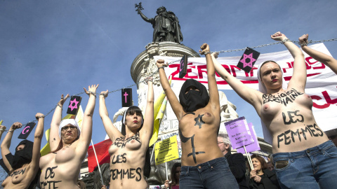 Varias activistas de Femen se encadenaron juntas, en el marco de una manifestación organizada desde la plaza de la República con motivo del Día de la Mujer, con cadenas de las que colgaban símbolos de diferentes religiones, como la cristian