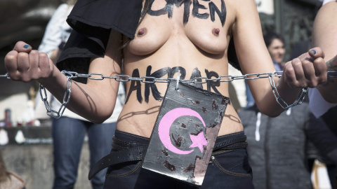 En las cabezas se habían puesto cofias de monja o velos islámicos que les cubrían las caras.