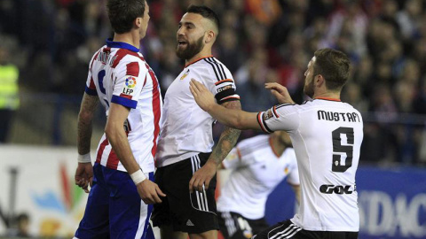 l delantero croata del Atlético de Madrid Mandzukic (i) se encara con el argentino Otamendi (c), del Valencia. EFE/Víctor Lerena l delantero croata del Atlético de Madrid Mandzukic (i) se encara con el argentino Otamendi (c), del Valencia. EFE/Víctor Lerena