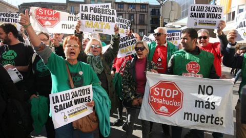 Vecinos de Reus (Tarragona) se han concentrado este mediodía para condenar la muerte el pasado lunes día 14 de una anciana en un incendio causado por la vela con la que se alumbraba después de que se le hubiera cortado el suministro de luz 