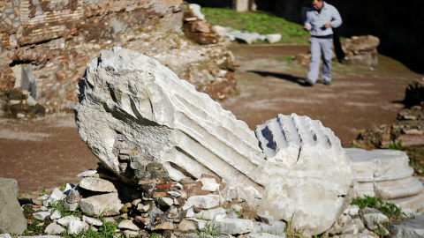 Un hombre pasea por el Circo Máximo de Roma, reabierto al público tras los trabajos de restauración. REUTERS/Max Rossi