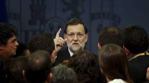 Mariano Rajoy habla con los periodistas en La Moncloa. / ANDREA COMAS (Reuters) Mariano Rajoy habla con los periodistas en La Moncloa. / ANDREA COMAS (Reuters)