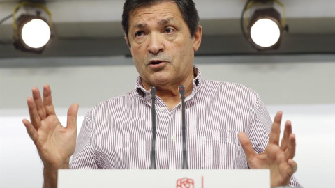 El presidente de la Gestora del PSOE, Javier Fernández. / EFE