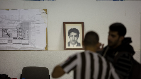 Un chico practica con el monitor, con el cuadro en el fondo de Luis Javier Benavides, uno de los abogados laboralistas asesinados en el despacho de Atocha en 1977. JAIRO VARGAS