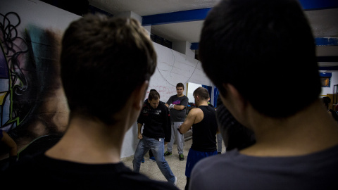 Julio da instrucciones a uno de los chavales. JAIRO VARGAS