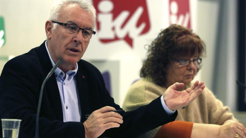 El coordinador federal de IU, Cayo Lara, y la diputada Caridad García, en rueda de prensa. EFE El coordinador federal de IU, Cayo Lara, y la diputada Caridad García, en rueda de prensa. EFE
