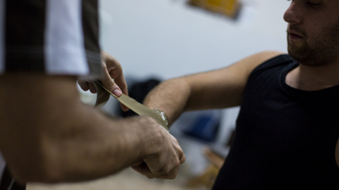 Un monitor le venda las manos a uno de los alumnos de la escuela. JAIRO VARGAS