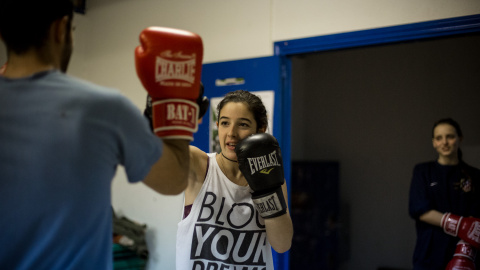 Una alumna practica, mientras Alexandra observa desde la entrada. JAIRO VARGAS