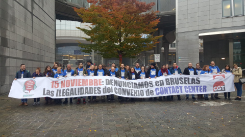 Representantes sindicales del sector del Contact Center protestan en el Parlamento Europeo, en Bruselas, el pasado martes.-PODEMOS Representantes sindicales del sector del Contact Center protestan en el Parlamento Europeo, en Bruselas, el pasado martes.-PODEMOS