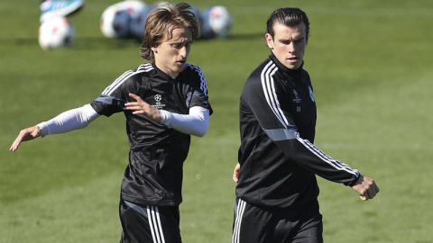 Luka Modric junto a Gareth Bale en el entrenamiento de este lunes del Real Madrid. /EFE Luka Modric junto a Gareth Bale en el entrenamiento de este lunes del Real Madrid. /EFE